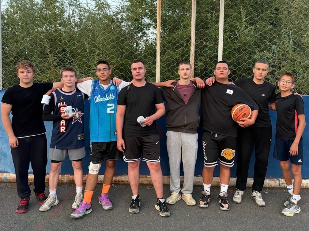 Соревнования по стритболу.